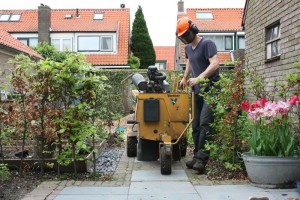 Smalle doorgang geen probleem voor de Vermeer stobbenfrees.