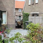 stronkenfrees door smalle tuinpoort