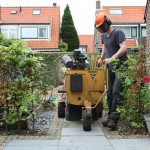 Smalle doorgang geen probleem voor de Vermeer stobbenfrees.